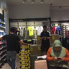 Stadium klcc, pavilion, mid valley & jbcc studio r sunway pyramid, 1 utama & gurney plaza rsh outlet design village penang terms and conditions apply. Adidas Kuala Lumpur Sentral Lot L2 04