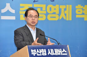 오거돈 시장의 부인인 심상애 씨가 관용차량을 사적인 용무로 이용하고, 부산시립미술관 정기 휴관일에 관장 등을 출근시켜 10여명의 지인과 함께 '황제 관람'을 하여 논란이 되었다. Juicenews ì˜¤ê±°ëˆ ì‚¬í‡´