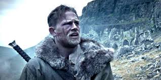 Charlie hunnam torna a parlare di king arthur: King Arthur Il Potere Della Spada L Evoluzione Di Uno Sfrontato Fuorilegge Nato Re Farodiroma