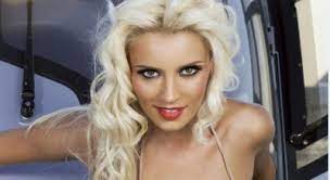 A luat un coşuleţ, urmărită de cameramanul amator, şi a început să îl umple cu alimente. Cum A GÄƒtit Diana Dumitrescu GoalÄƒ Blondina A PregÄƒtit Micul Dejun In Costumul Evei