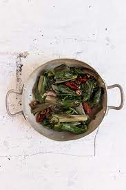 Gli ingredienti utili per la preparazione di 2 porzioni sono: Bietole In Padella Con Pomodori Secchi La Cuisine Tres Jolie