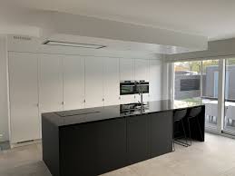 moderne wit zwart keuken zwart eiland black white kitchen keuken keuken ontwerpen witte keuken keuken
