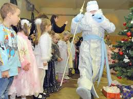 Am vorabend des weihnachtstages sollten die gläubigen zur nachtwache (vigil) gehen und beten. Hintergrund Das Russische Jolka Fest Dnn Dresdner Neueste Nachrichten