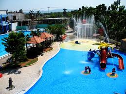 Untuk harga tiket masuknya pada hari senin sampai jumat sebesar 35.000 rupiah, sedangkan untuk hari sabtu dan minggu sebesar 50.000 rupiah. Menariknya Wisata Ayodya Bloombang Waterpark Purwodadi Grobogan