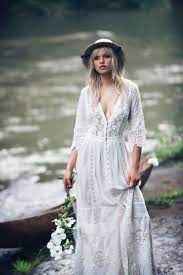 Fresh silhouettes, bohemian embellishments, and intricate details define the season alongside romantic fabrics and noteworthy sleeve options. Spell Bride Boho Brautkleider Spell The Gipsy Collective