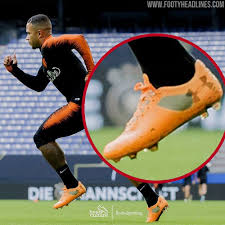 Netherlands trio memphis depay, ryan babel and jurgen locadia tell b/r about their other love. Adidas Nike Sl Boots Hybrid Memphis Depay Shows Off All New Superlight Under Armour Spotlight Sl Boots Footy Headlines