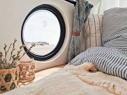 Rundes Fenster Im Wohnmobil Wohnmobil Mieten Wohnmobil Kastenwagen In Wohnmobil Umbau