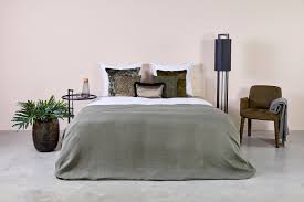 Behind the scenes with star emily bett rickards (exclusive photos) Tagesdecke Kara Wilhelmina Designs