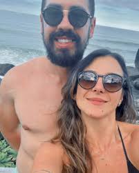 Ahh, as férias 🤍 15 dias repletos de bons encontros, família, amizades,  dança até o sol nascer, risadas, bons drinks, praia, música, série,  comidinhas gostosas, descanso e planejamento! Bem-vindo 2025! ✨🥂