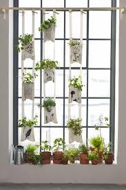 Frische Einrichtungsideen Und Erschwingliche Mobel Hangender Garten Indoor Garten Ikea Pflanzen