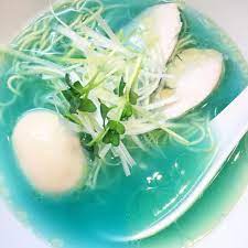 皆さんは 青いラーメンを食べたことがあるでしょうか 実は まるでブルーハワイのような透き通る青いラーメンが食べられるお店が東京都内にあるんです 今回は 東京スカイツリーや浅草などの観光名所の近く 本所吾妻橋にある話題のラーメン店 吉法師 きっぽうし を