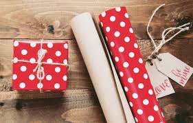 Wondering what the best farewell gift ideas for colleagues are? 30 Gift Ideas For Expat Friends Family Overseas Or Moving Abroad Migrating Miss