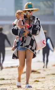 Rani rose hudson fujikawa (daughter with. Kate Hudson Looks Blissful With Her One Year Old Daughter Rani On A Beach Trip To Malibu Daily Mail Online