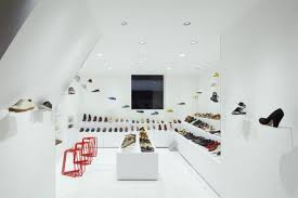 Los Zapatos Flotan En La Nueva Tienda Camper Together De Osaka Disenada Por Nendo Diariodesign Com Store Design Interior Store Interior Commercial Interiors
