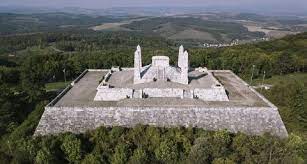 Mohyla sa nachádza na vrchu bradlo. Mohyla Bradlo Spolocnost Milana Rastislava Stefanika