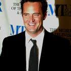 Matthew Perry racconta l'inferno di Friends: «55 antidolorifici al giorno  affogati nella vodka»