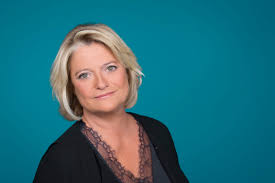 A la surface de la peau, au sens figuré signifie réagir à la plus petite sollicitation. Le Monde En Face Marina Carrere D Encausse Francetvpro Fr