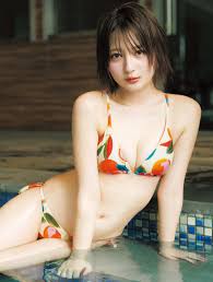 美女YouTuberこばしり。大胆ポーズでしなやか曲線美 『ヤンジャン』表紙＆巻頭でカラフルビキニ姿披露 | オリコンニュース（ORICON NEWS）