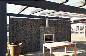Moderne Terrassenuberdachung Mit Gabione Und Gabionen Grill Perfekt Fur Den Garten Terrassenuberdach Uberdachungen Uberdachung Terrasse Terrassenuberdachung