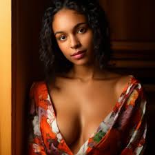 🇩 🇲 Dominica tetona Dominicana de pie en la sauna, 18 años, mirando a la  … — imagen creada en Shedevrum