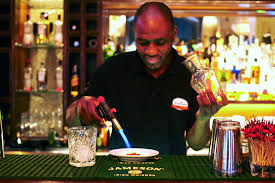 Visão | Em estado muito líquido: os 12 cocktails mais extravagantes dos  bares de Lisboa e Porto