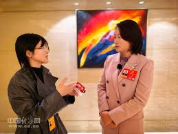 女记者工作照刷屏致敬两会现场“她”力量- 要闻- 中国新报中文网