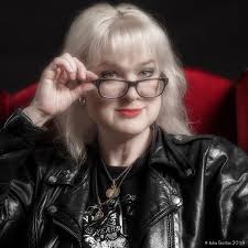 Lisa Mann's Instagram, Twitter & Facebook