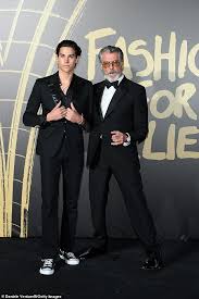 Dylan and paris are the two youngest children of actor pierce brosnan, most famous for playing james bond in four films from 1995 to 2002. Pierce Brosnan Supports His Son Paris As He Hits The Runway At The Fashion For