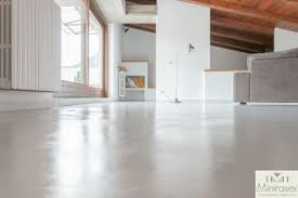 Se dovete ristrutturare casa e cercate una soluzione per i pavimenti interni che non preveda la demolizione, potete scegliere la resina, resistente e posa rapida. Pavimenti In Resina