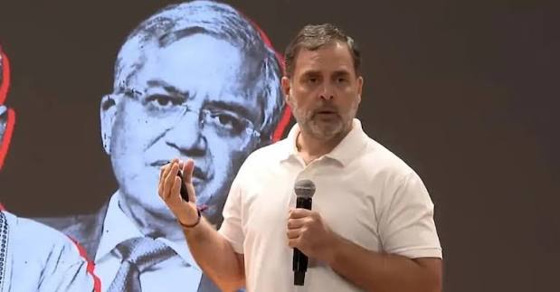 राहुल गांधी ने CEC ज्ञानेश कुमार के इस्तीफे की मांग की और SIR-वोटर लिस्ट को लेकर गंभीर आरोप लगाए। मोदी-शाह की भूमिका की जांच की मांग भी की। https ...