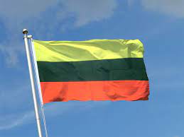 The flag is a tricolor of horizontal bands of yellow (top), green (middle), and red (bottom). Litauen Flagge Litauische Fahne Kaufen Flaggenplatz Shop
