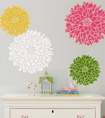 Spesso ci si trova a voler cambiare tante cose della nostra casa perché la soluzione scelta proprio non ci soddisfa, o forse abbiamo solo voglia di rinnovare gli spazi. Stencil Parete Grandi Fiori Colorati Muri Con Stencil Pittura Pareti Decorare Le Pareti