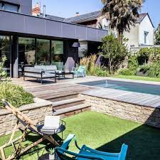 guide piscine sur instagram la piscine semi enterree entouree de pierres et d une belle terr piscine semi enterree piscine amenagement paysager terrasse bois