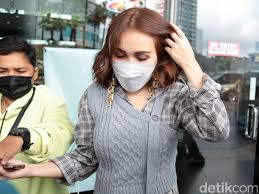 Setelah sebelumnya merilis single cemburu mantanmu, kini swara bintang bersama ayu ting ting kembali lagi meramaikan blantika musik dangdut indonesia kem. Ayu Ting Ting NunduÆ™ LÉ'lu MintÉ' MÉ'É'f SoÉ'l Isu MintÉ' MÉ'Ò»É'É¾ BesÉ'É¾ Æ™e Adit JÉ'yusmÉ'n Berita Terkini Kabar Terbaru Hari Ini Indonesia Dan Dunia