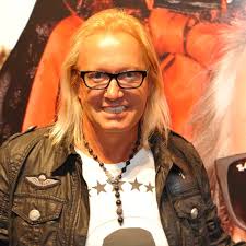 Most recently, he served as director of the glasgow centre for international law and security at the university of glasgow and as the swiss chair of international humanitarian law with the. Robert Geiss Aktuelle News Infos Bilder Bunte De