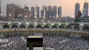 Alors que des centaines de milliers de pèlerins sont attendus à la mecque dans quelques jours pour le pèlerinage du hajj, une grue s'est effondrée à la grande mosquée. La Mecque Un Homme Se Jette Du Toit De La Grande Mosquee H24info