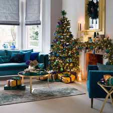Office decorating for christmas can be easy when you first decide on a festive theme. 27 Christmas Living Room Decorating Ideas To Get You In The Festive Spirit