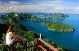 Is that view is to look at while point is to extend the index finger in the direction of something in order to show where it is or to draw attention to it. Emerald Lake Viewpoint Ithaka