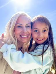 Hello. My name is Rose 😜. I hope you are all healthy. I stay at home!