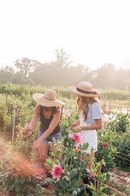 This Flower Farm Will Make You Want To Become A Flower Farmer Julia Berolzheimer Flower Farmer Flower Farm Ladies Gardening