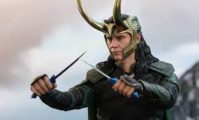 Loki dizisi, filmde uzay taşı'nı alıp kaçan karakterin bu noktadan sonra yaşadığı maceraları konu alacak. Loki Dizisi Akillardaki Soru Isaretlerini Giderecek