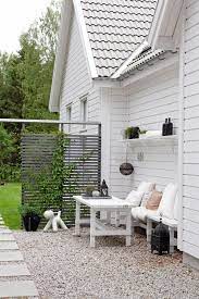 mooi plaatje wit scheidingswand tuin tuin pergola tuin ideeen