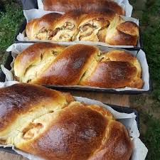 1 kg faina, 10 galbenusuri, drojdie de bere, 100 g untura, 200 ml ulei, sare, 300 g zahar tos, o lingura cu zahar pudra, vanilie, 300. Cozonac Moldovenesc 1kg Copt In Cuptor Cu Lemne Mancareromaneasca Ro