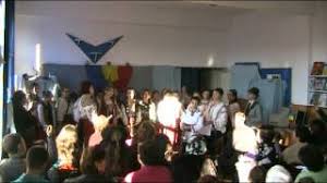 Pe 22 decembrie 2013, în pasajul de la universitate (bucureşti) un cor de copii a cântat melodii specifice sărbătorilor de iarnă pentru trecătorii abătuţi de frig şi greutăţi. Cantece Dedicate Zilei De 1 Decembrie Youtube