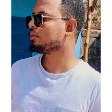 ⚠️ Corrigez la faute ❌ : Elle a descendu les escaliers vite.