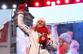 Ester ledecká by nejradši závodila pořád, ale letos jí sezona zřejmě definitivně skončila už v půlce pokud ester ledecká získá alespoň 50 bodů, zajistí si o víkendu na finále světového poháru v. Ledecka Cekala Par Cizincu Na Staromaku Bylo Pres Tisic Lidi Sablikova Chce Pokracovat Ostatni Sporty Lidovky Cz