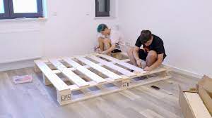 Sehr cool ist es , ein hochbett oder ein etagenbett aus paletten zu bauen. Wir Bauen Sein Bett Aus Paletten Youtube