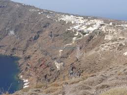 There are only about 300 permanent inhabitants living in thirassia, most of whom live in the village manolas. Eg Manolas Village Kiklades Thira