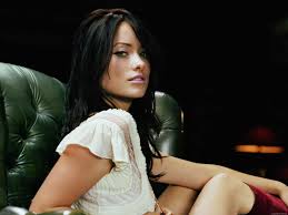 Se portati con eleganza, i capelli corvini possono adattarsi sia a pelli chiare che olivastre, ad occhi verdi o scuri. Sfondi Donne Occhi Blu Brunetta Cantante Attrice Capelli Neri Cime Bianche Moda Olivia Wilde Persona Capi Di Abbigliamento Top Model Cantando Ragazza Bellezza Donna Signora Gamba Acconciatura Posizioni Umani Servizio Fotografico