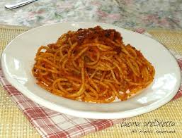 Intanto versate 10 g di olio d'oliva extravergine in una padella, poi unite gli spicchi d'aglio sbucciati interi 1 e i filetti di acciughe. Spaghetti Con Acciughe E Pangrattato Spaghettata Cucina Prediletta